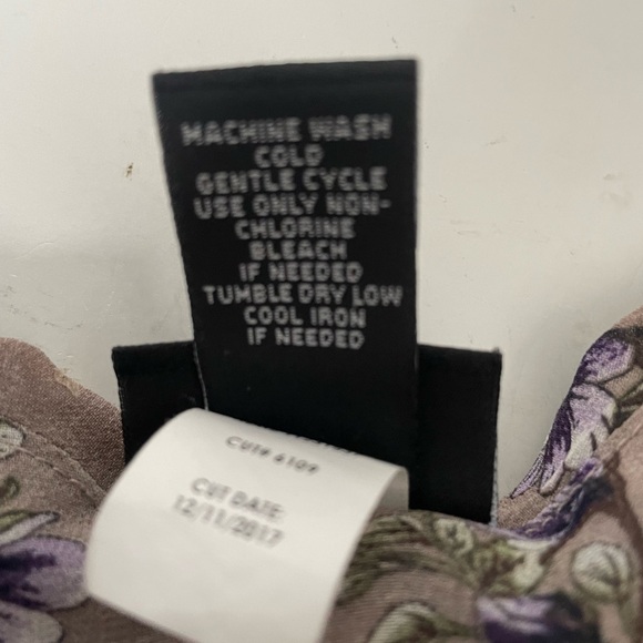 Torrid Floral Ruffle SheerTan with Gold Dots Top  Sz 3X - Picture 4 of 10